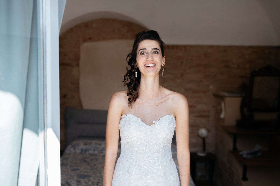 Sposa felice alla finestra Luca Vieri fotografo