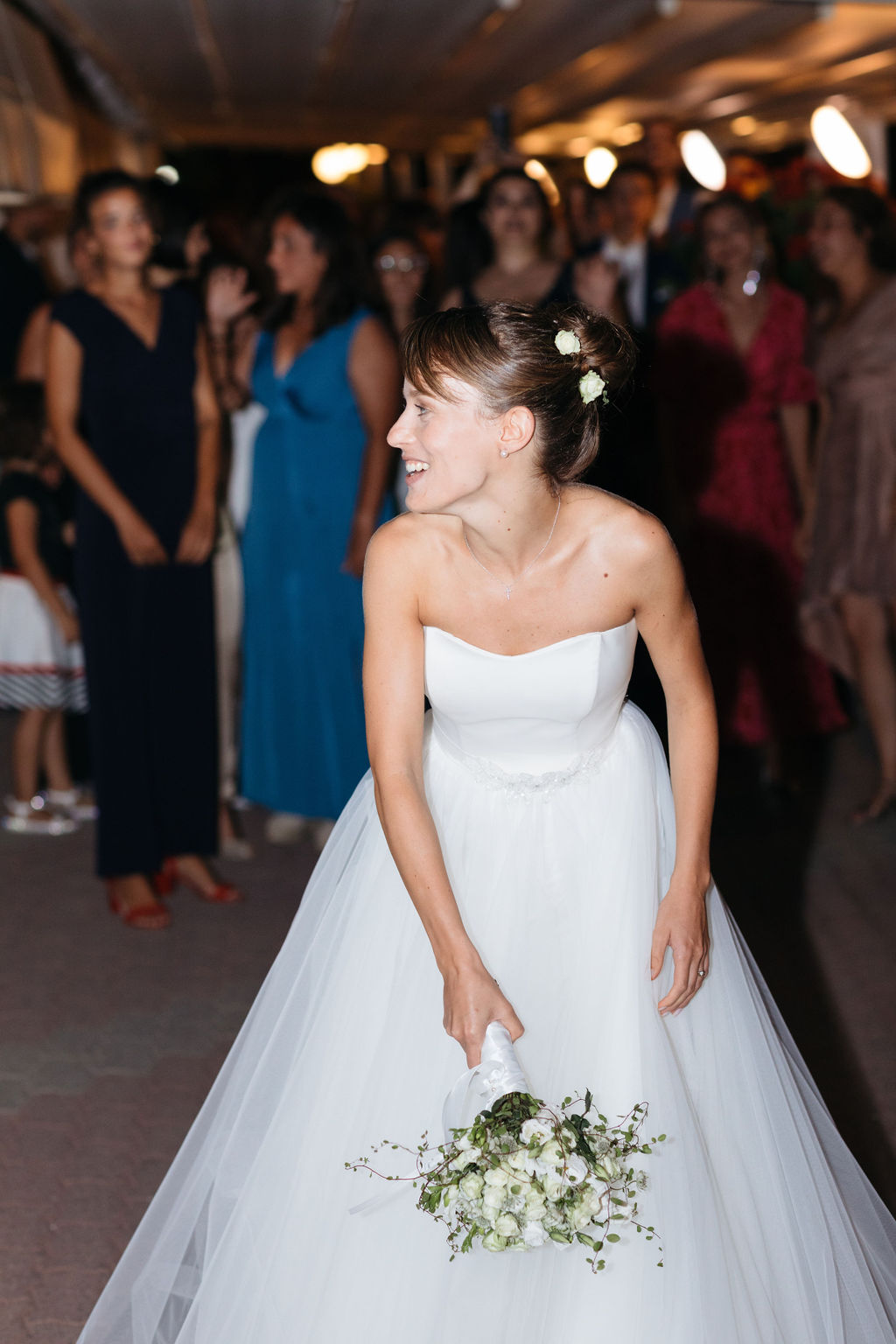 Sposa lancio Bouquet Byblos Matrimonio in alta uniforme Marina Militare Luca Vieri fotografo