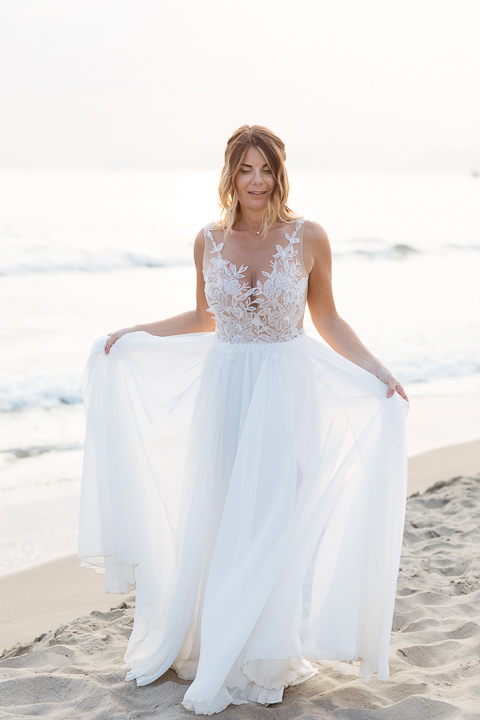 Abito Sposa sulla sabbia Matrimonio Forte dei Marmi Luca Vieri fotografo Versilia