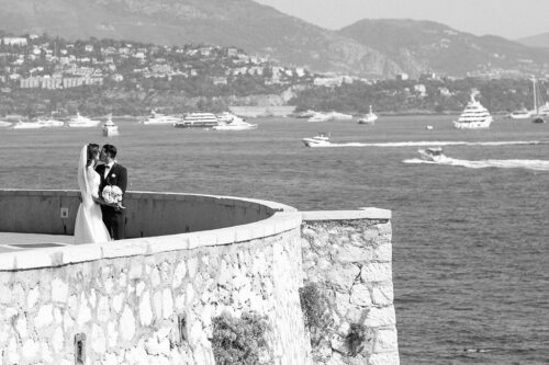 Bride and groom with sea backdrop at the Rocher of Monaco